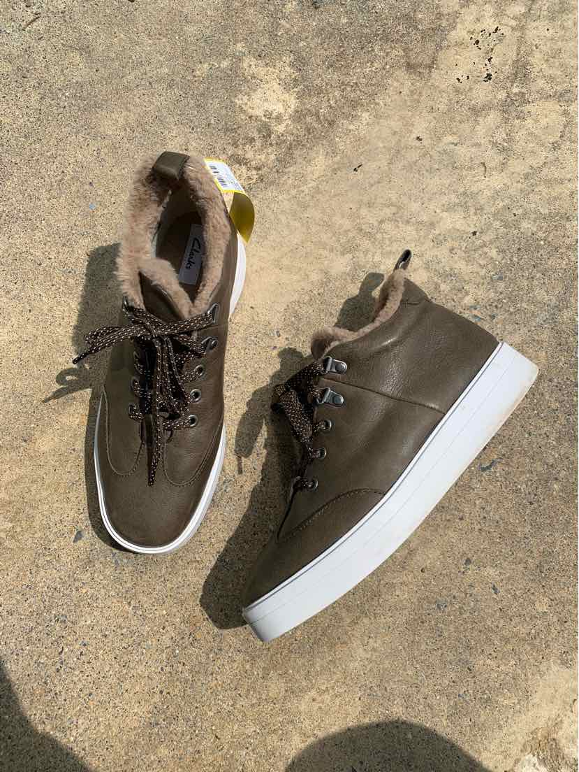 Brown leather high-top sneakers with white soles and black laces, size 8.