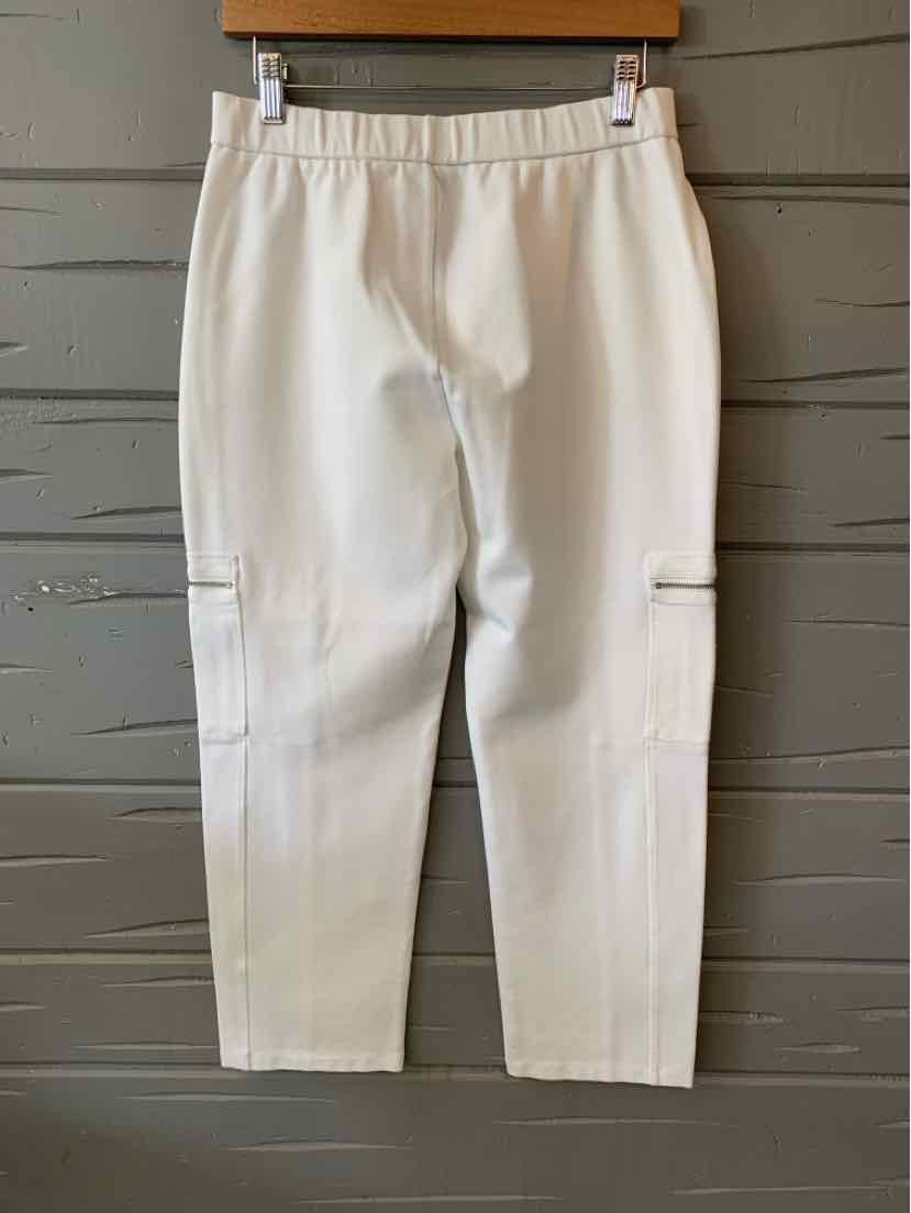 White cropped pants with elastic waistband and side cargo pockets, straight leg cut.