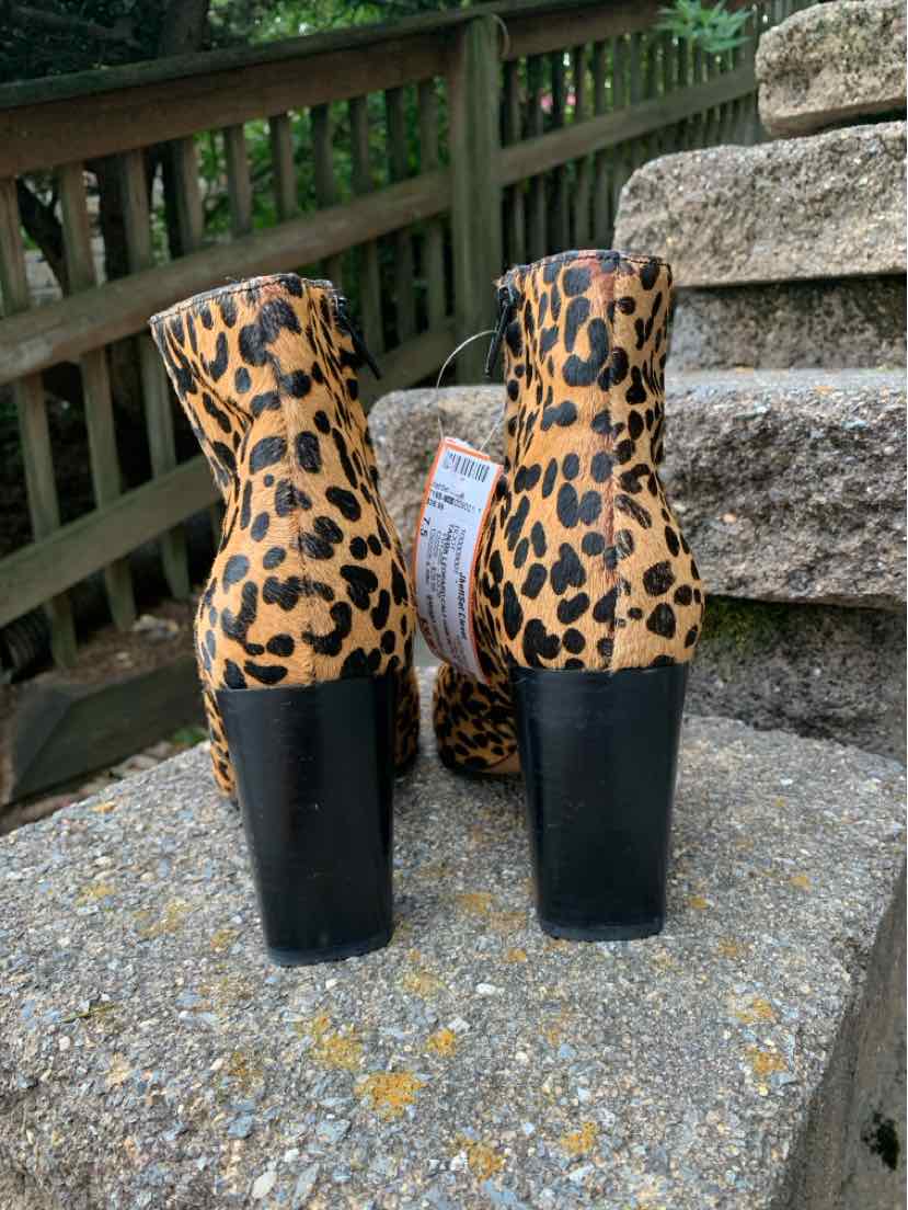 W BANANA REPUBLIC TAN Size 7.5 BOOT