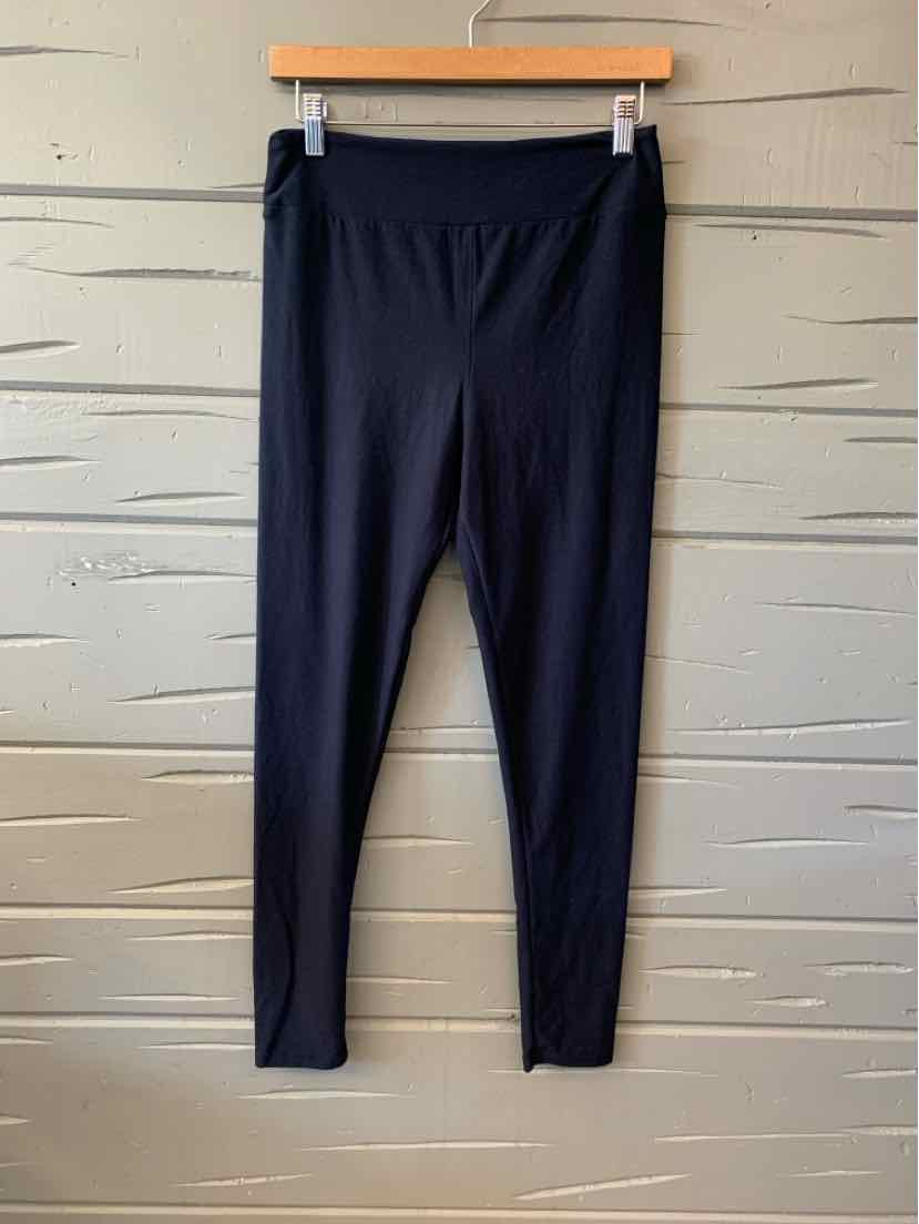 Black slim-fit activewear leggings for women with high waistband, suitable for casual tops and denim jeans outfits.