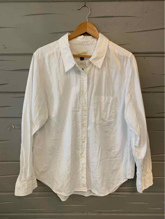 White long-sleeve button-up shirt with chest pocket, collar, and relaxed fit, size XXL.