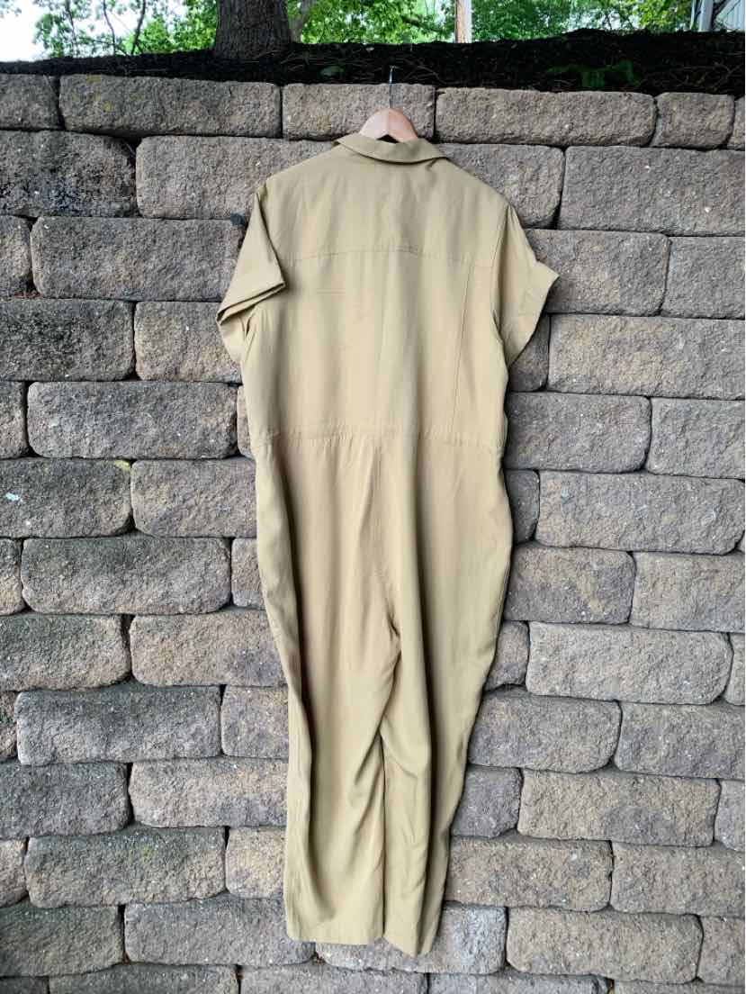 Khaki short-sleeve jumpsuit with back seam detailing and a collar, size XXL.