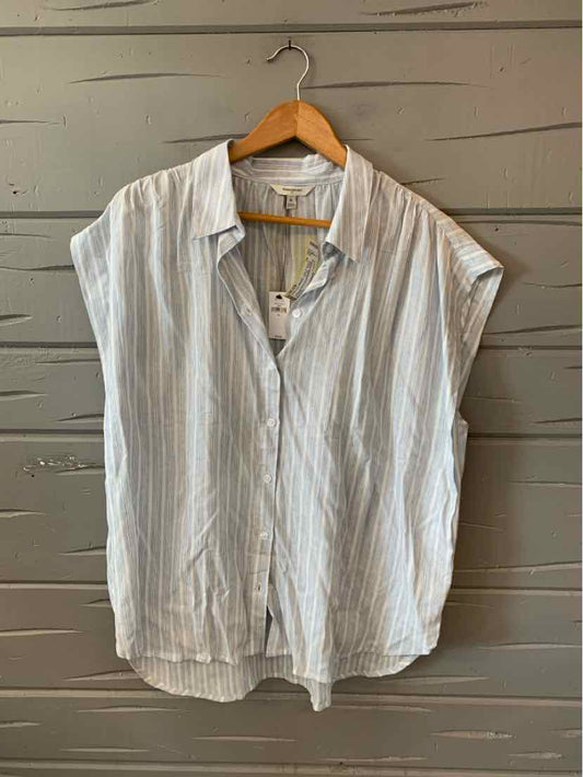 White and light blue striped short-sleeve button-up shirt with a relaxed fit in size XL.