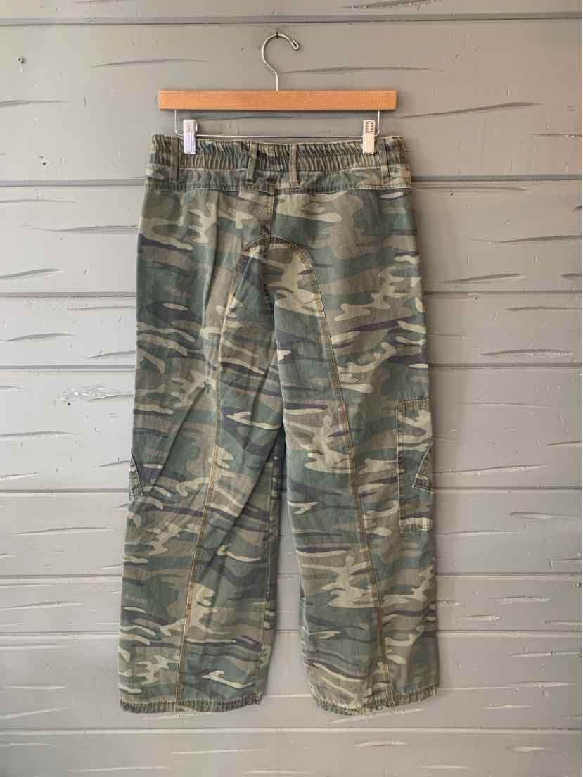 Women’s loose-fit camouflage cargo pants with an elastic drawstring waist and side pockets.