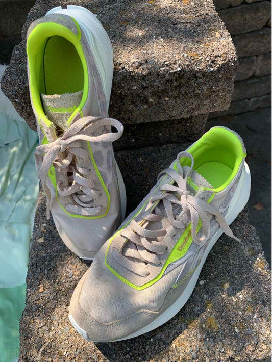 W REEBOK BEIGE Size 8.5 SNEAKER