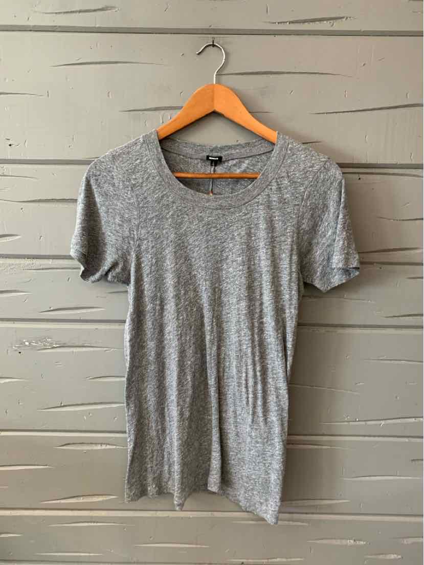 Light gray short-sleeve crew neck t-shirt with a slim fit on wooden hanger.