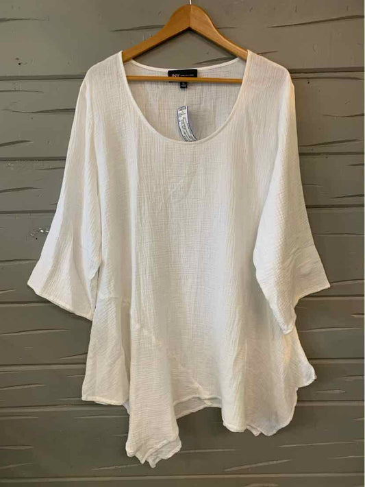 White scoop neck tunic with 3/4 flutter sleeves and asymmetrical hem in size 1X.