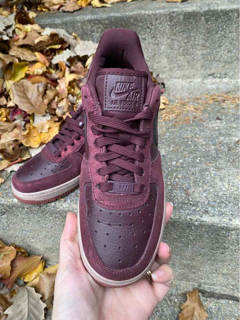 W NIKE BURG Size 6.5 SNEAKER