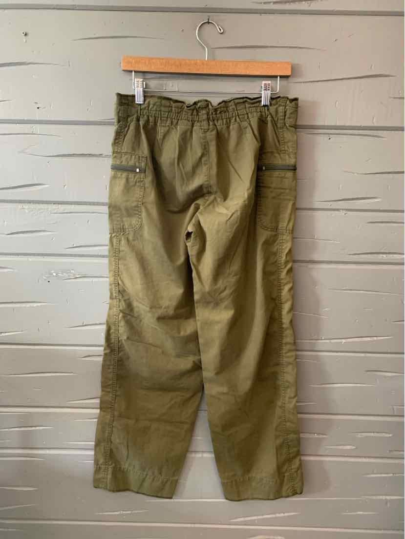 Olive green casual pants with elastic waistband and multiple functional pockets, made of lightweight fabric.
