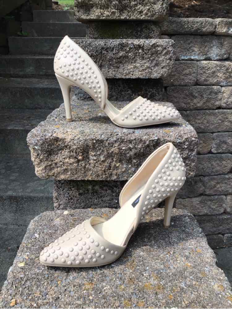 W FRENCH CONNECTION BEIGE Size 7 SHOE