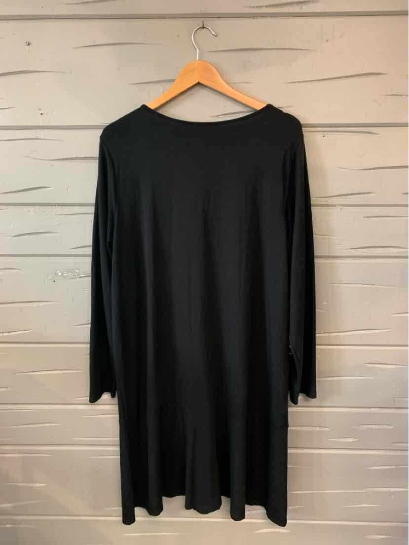 Black long-sleeve dress in size XL with a loose, straight cut and a round neckline, hanging on a wooden hanger.