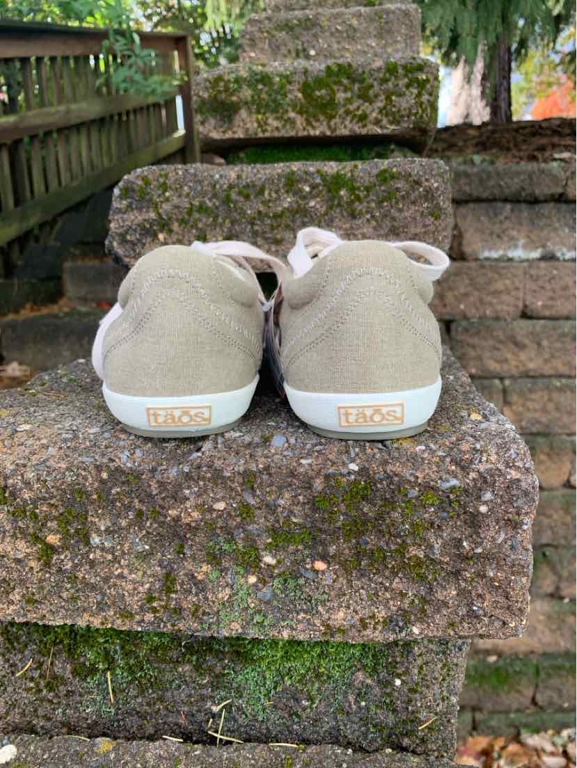W TAOS BR Size 8 SNEAKER