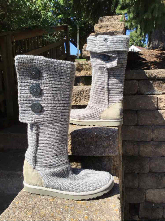 W UGG GY Size 8 BOOT
