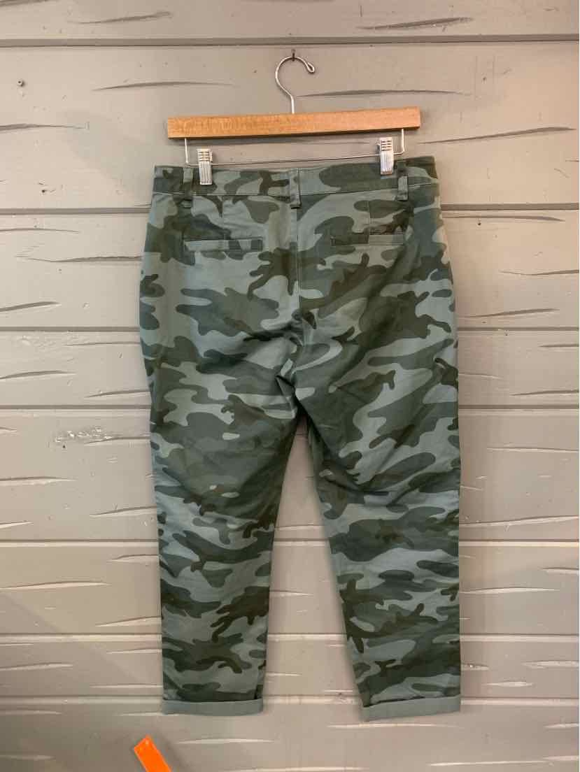 Green and gray camouflage cropped pants with back pockets and a fitted waist in size 6.