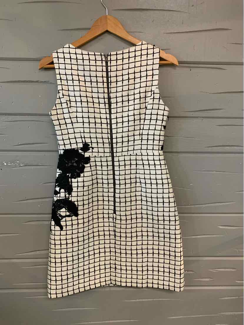 W BETSY JOHNSON WH Size 2 DR