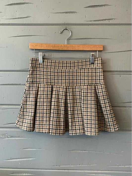 Tan and black houndstooth pleated mini skirt with a fitted waist in size XS.
