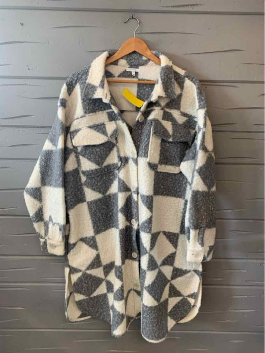 Gray and white geometric patterned oversized fleece shacket with collar and front pockets in size XXL.