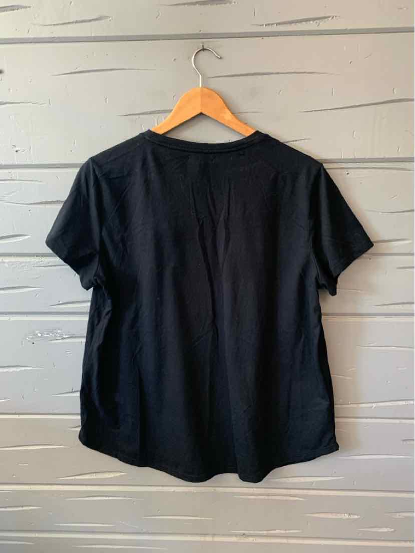 Black short-sleeve T-shirt with a classic crew neck and regular fit, hanging on a wooden hanger.