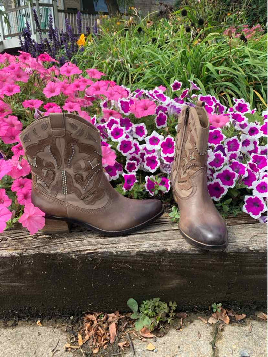 W VINCE CAMUTO BR Size 7 BOOT