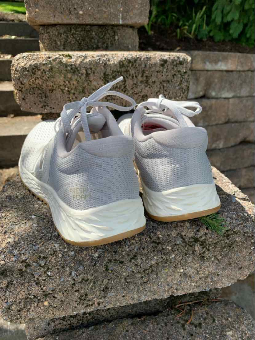 W NEW BALANCE GY Size 9 SNEAKER