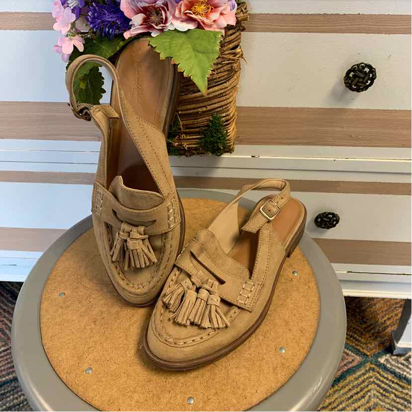 W UNIVERSAL THEREAD TAN Size 7.5 SHOE