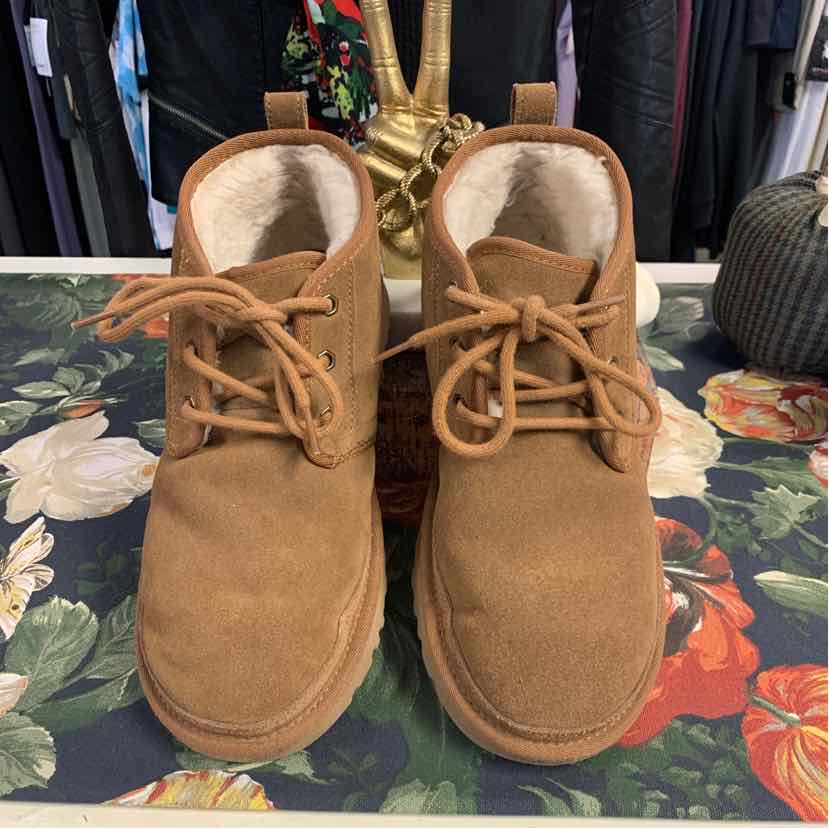 W UGG TAN Size 9 BOOT