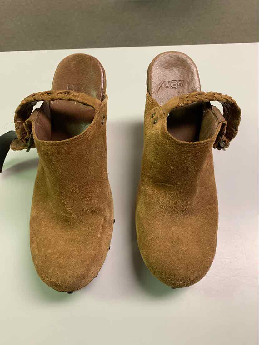 W UGG TAN Size 9 SHOE
