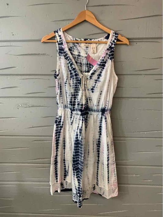 Sleeveless white dress with navy blue tie-dye pattern and waist tie, size XS.
