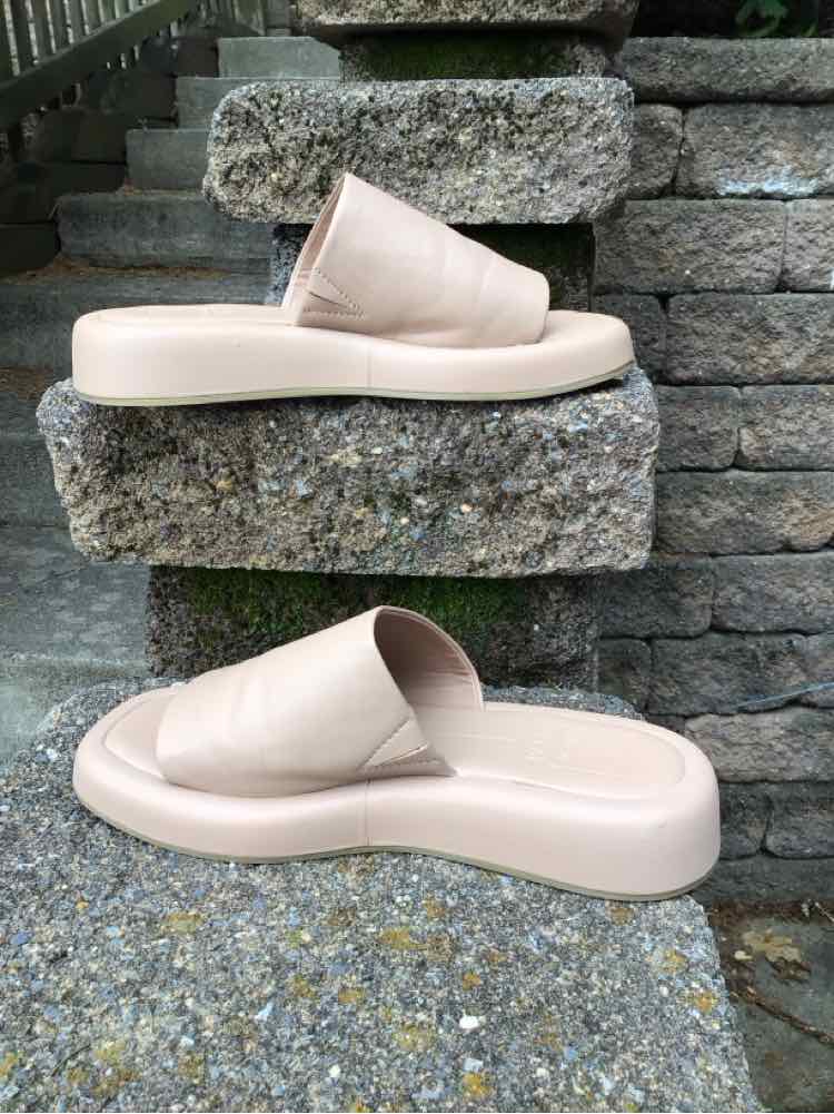 Nude leather slide sandals with padded wide strap and thick sole, size 7.