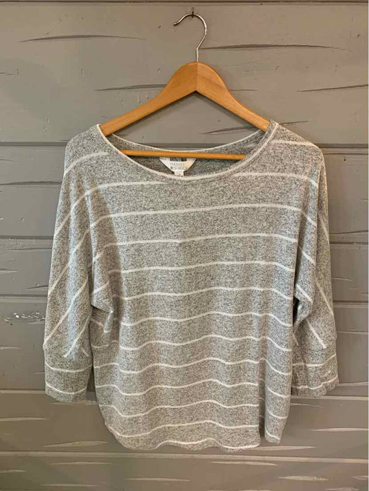 W MARKET & SPRUCE GY Size MED T