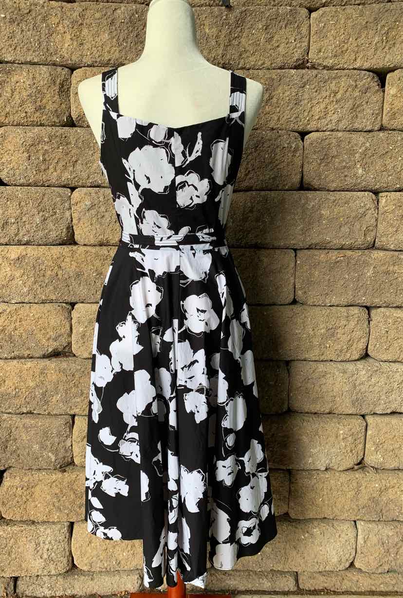 W WHBM BK Size 6 DR