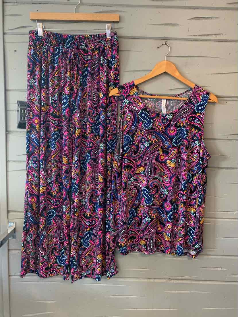 Multi-colored paisley print sleeveless blouse and matching wide-leg pants set in lightweight fabric, size large.