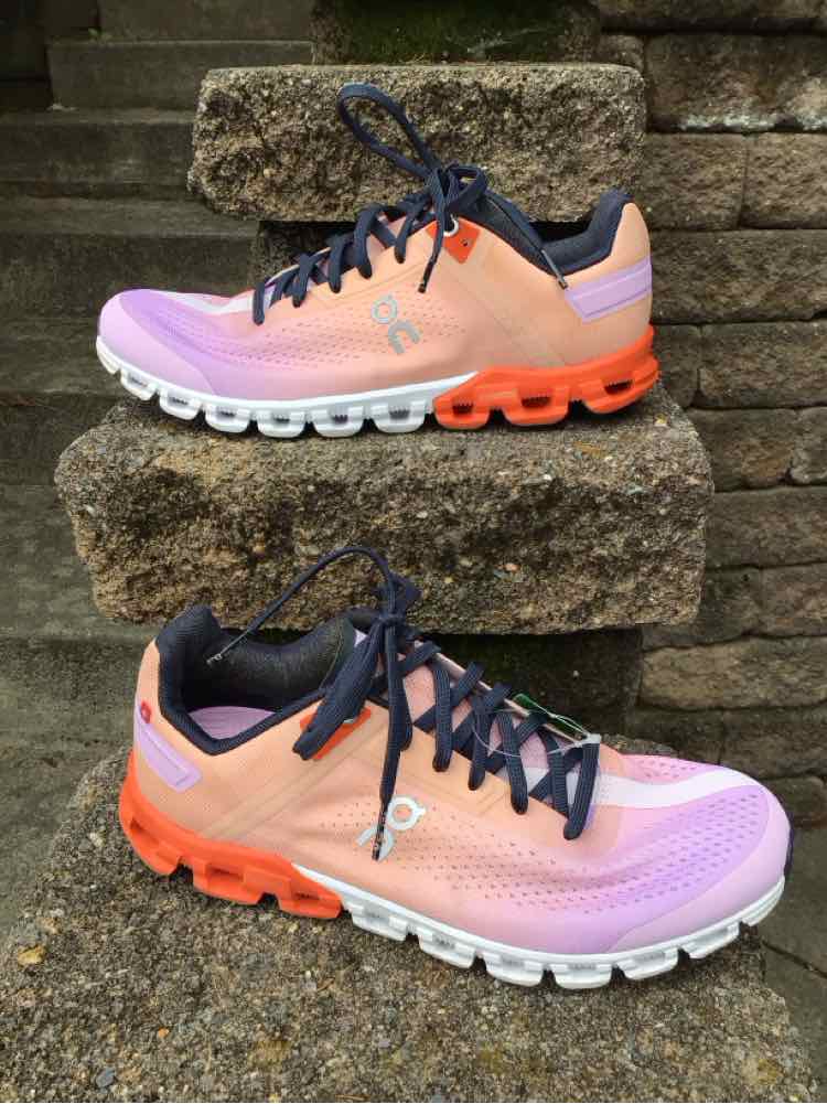 W ON CLOUD LAV Size 9 SNEAKER
