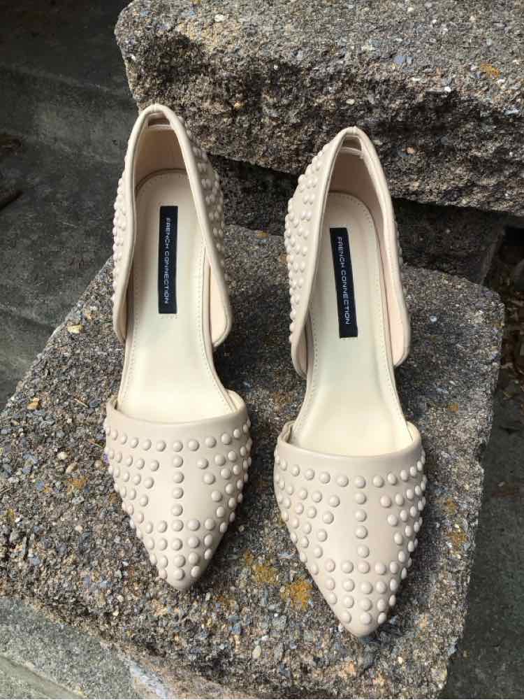 W FRENCH CONNECTION BEIGE Size 7 SHOE