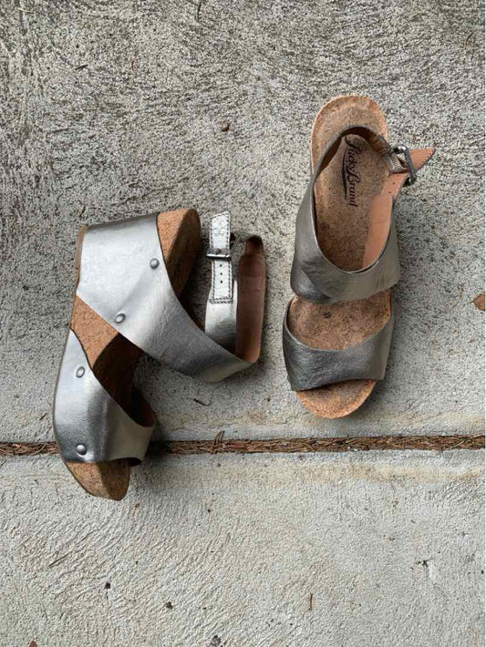 W LUCKY BRNZ Size 7 SHOE