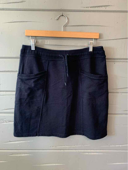 Black knee-length skirt with front pockets and a drawstring waist, casual style.