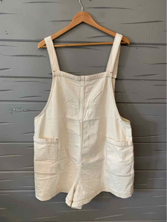 Cream-colored cotton overall shorts with wide straps and large front pockets, size XXL.