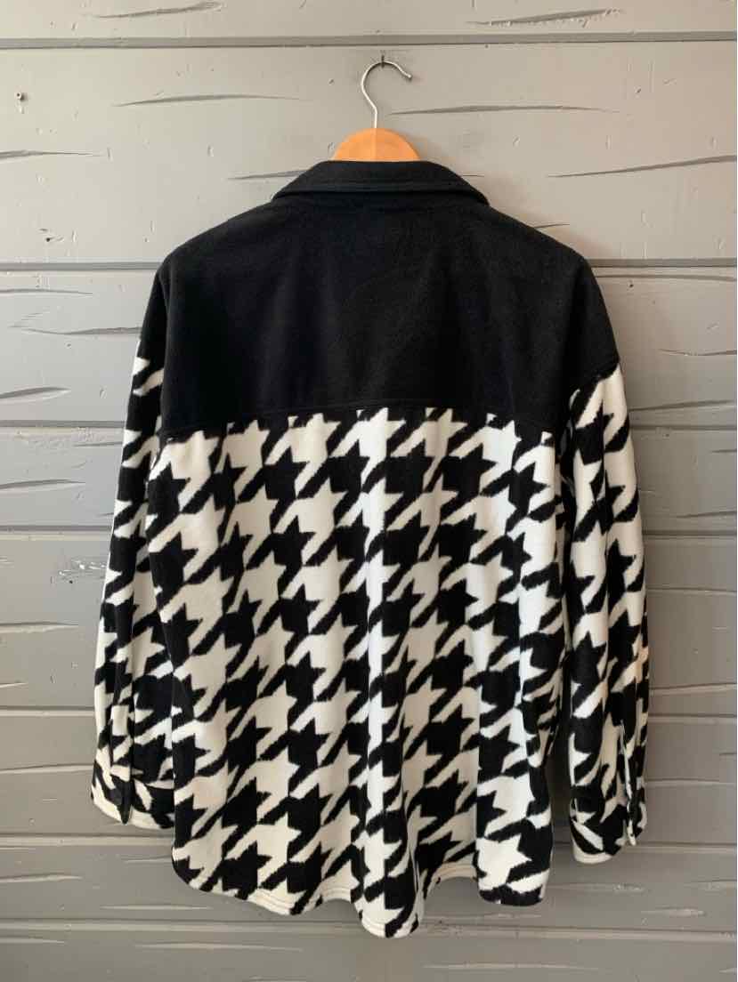 Black and cream houndstooth Maurices jacket with a solid black collar and upper panel.