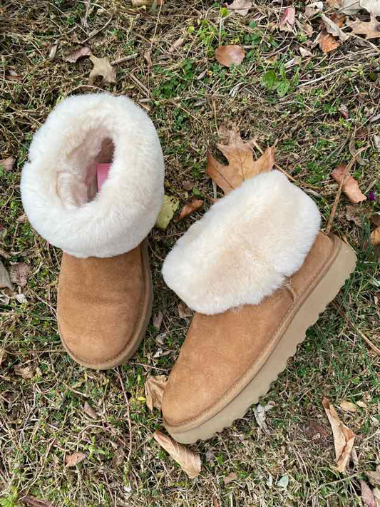 W UGG TAN Size 6 BOOT