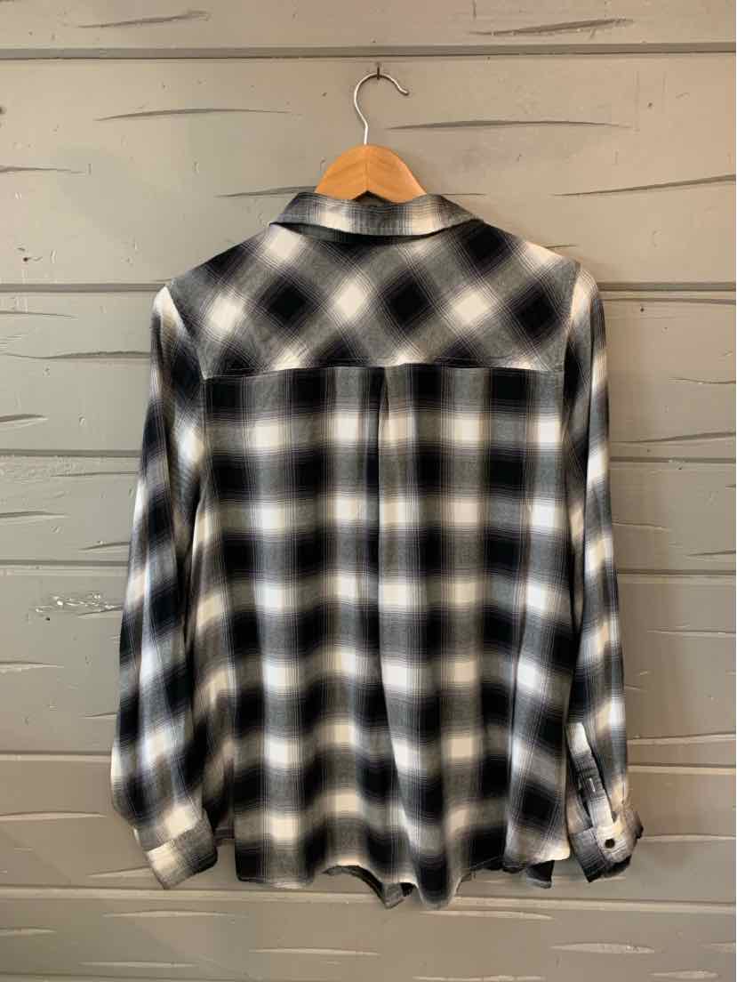 Black and white plaid flannel shirt with long sleeves and buttoned cuffs, size 2XL.