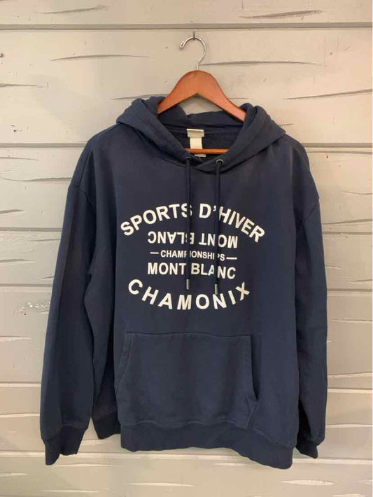 Navy blue hooded sweatshirt with white French text and sports-themed design on front.