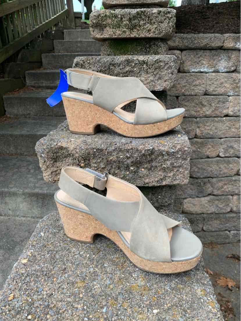 W CLARKS TAUPE Size 9 SHOE