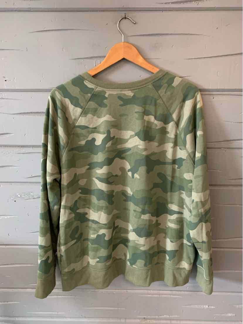 Men's long-sleeve camo sweatshirt in shades of green with ribbed cuffs and hem, size XL.