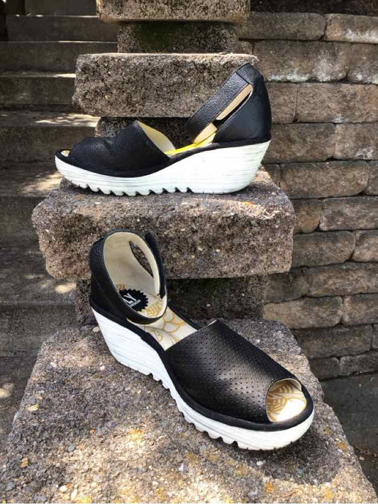 W FLY LONDON BK Size 40 SANDAL