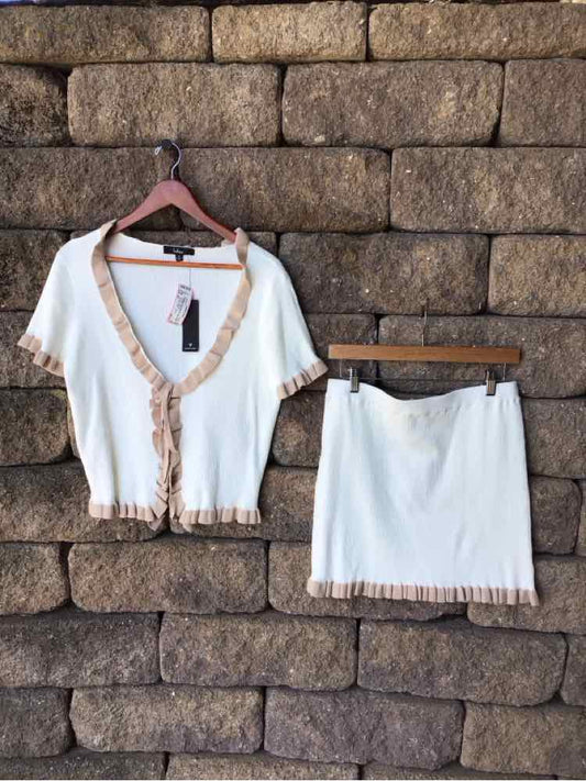 White short-sleeve cardigan and mini skirt set with beige ruffle trim, size XL.