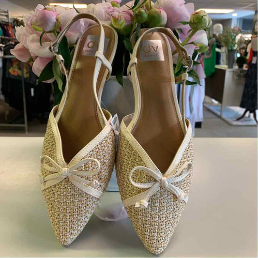 White raffia pointed-toe slingback flats with a bow detail and tan insoles, size 8.5.