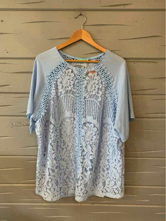 Light blue short-sleeve blouse with floral lace front panel and solid fabric back, size 2XL.
