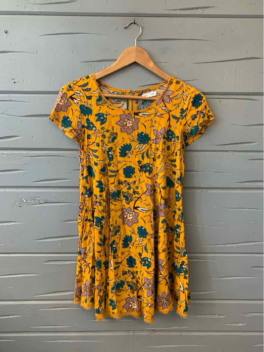 Yellow floral short-sleeve dress with crew neckline and flowy skirt, size XS.