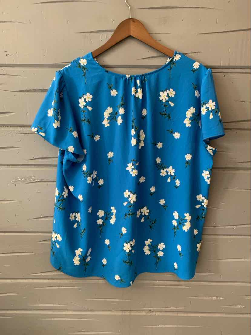 Blue short-sleeve blouse with white and yellow floral print, round neckline, size XL.