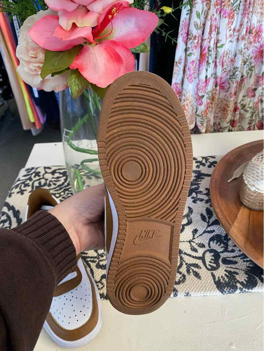 W NIKE BR Size 8 SNEAKER